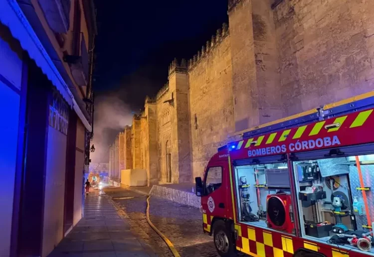 Se incendia la Mezquita-Catedral de Córdoba, España; autoridades controlan el fuego
