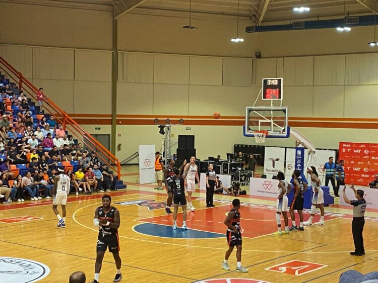 Voltereta de últimos segundos dan partido a Halcones 89-88 sobre un más afinado Correcaminos