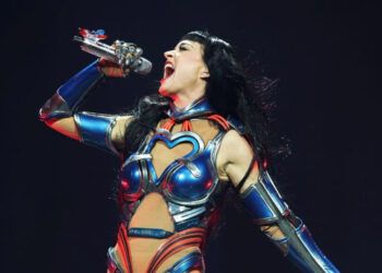 Katy Perry sufre descarga eléctrica en pleno concierto de “The Lifetimes Tour”