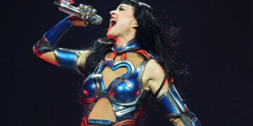 Katy Perry sufre descarga eléctrica en pleno concierto de “The Lifetimes Tour”