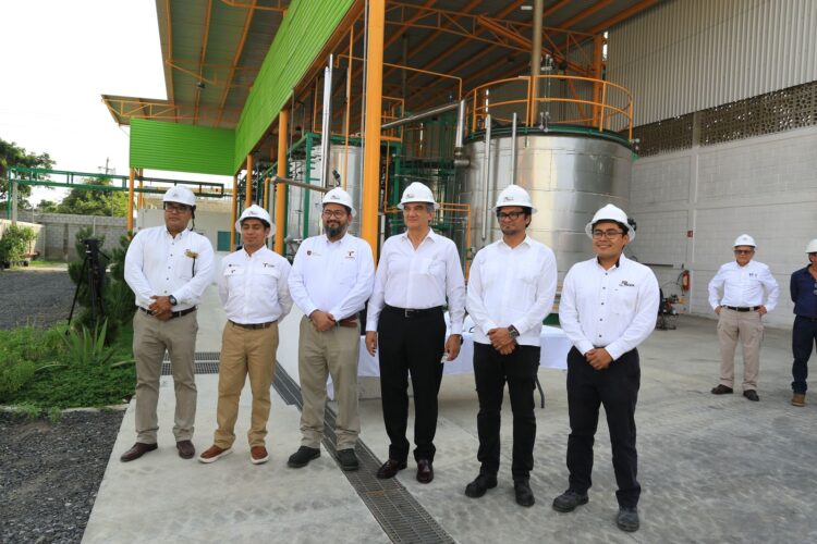 Recorre gobernador planta que transforma plásticos en combustibles en Altamira