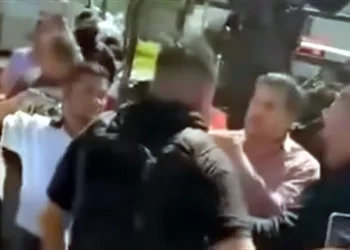 Alcalde de Uruapan golpea a policías de la Guardia Civil en operativo