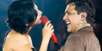 Ángela Aguilar y Christian Nodal sellan su amor al cantar ‘Eso y Más’