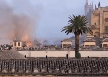 Techo de capilla se derrumba tras incendio en la Mezquita de Córdoba