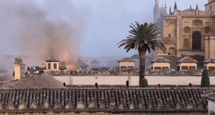 Techo de capilla se derrumba tras incendio en la Mezquita de Córdoba