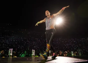 Coldplay mantendrá la “kiss cam” pese a polémica por infidelidad