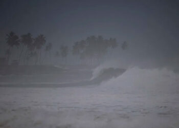 El huracán Erin se debilita a categoría 2