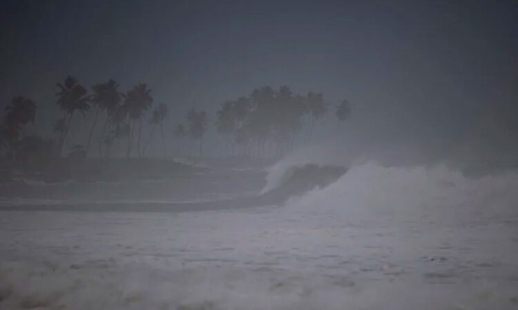 El huracán Erin se debilita a categoría 2