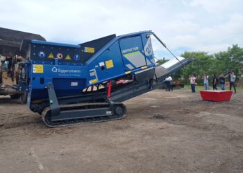 Trituran basura con equipo especial