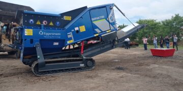 Trituran basura con equipo especial