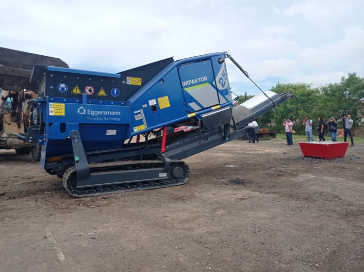 Trituran basura con equipo especial