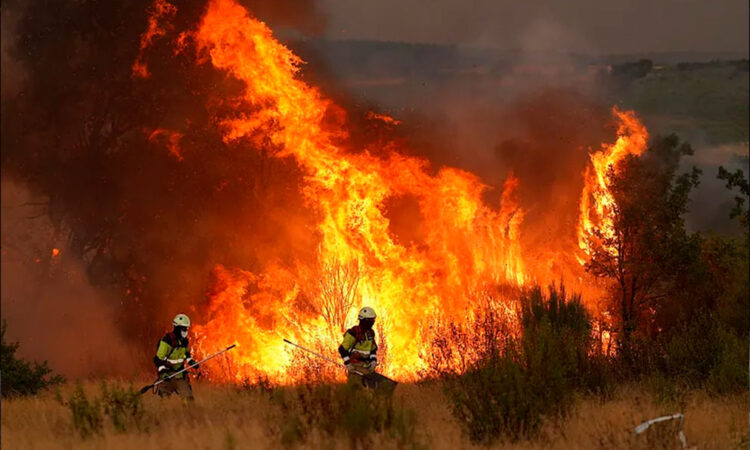 España lucha contra el fuego, declara riesgo extremo