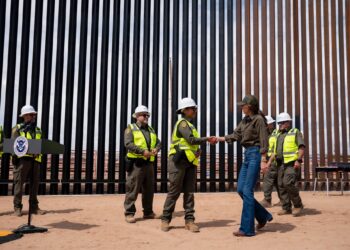 Trump ordena pintar de negro el muro fronterizo con México