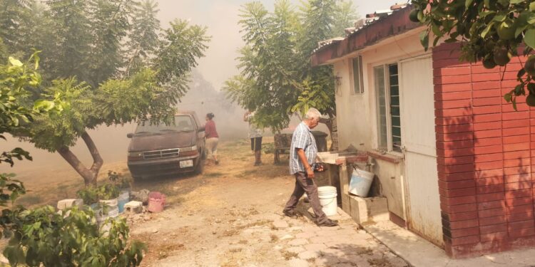 Incendio pone en riesgo a los habitantes de fraccionamiento