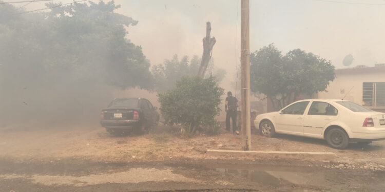 Incendio pone en riesgo a los habitantes de fraccionamiento