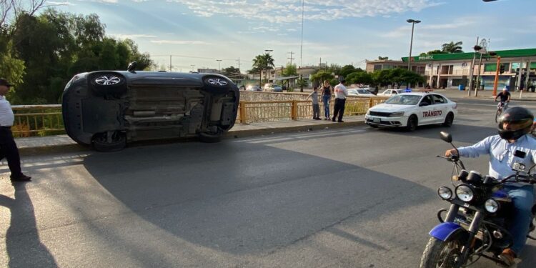 Vuelca madre con su hijo en puente del 8 sobre el río San Marcos de Cd. Victoria