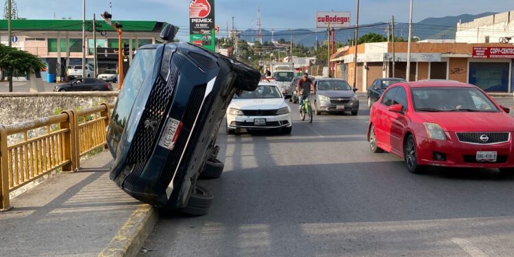 Vuelca madre con su hijo en puente del 8 sobre el río San Marcos de Cd. Victoria