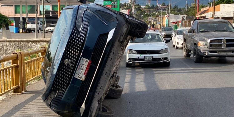 Vuelca madre con su hijo en puente del 8 sobre el río San Marcos de Cd. Victoria