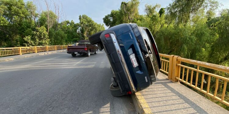 Vuelca madre con su hijo en puente del 8 sobre el río San Marcos de Cd. Victoria