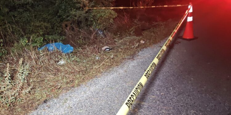 Muere joven al derrapar su moto, otro más resultó herido