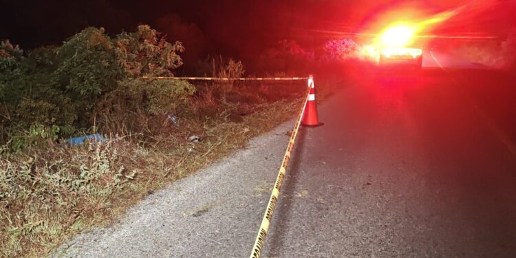 Muere joven al derrapar su moto, otro más resultó herido