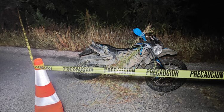 Muere joven al derrapar su moto, otro más resultó herido