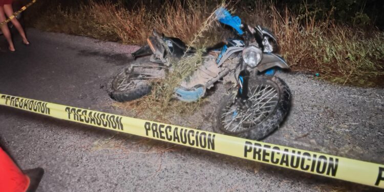 Muere joven al derrapar su moto, otro más resultó herido