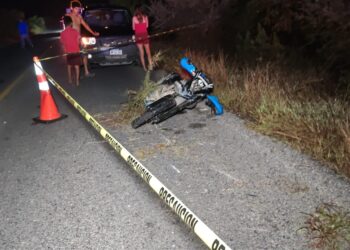 Muere joven al derrapar su moto, otro más resultó herido