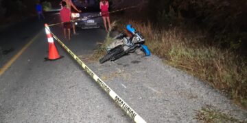 Muere joven al derrapar su moto, otro más resultó herido