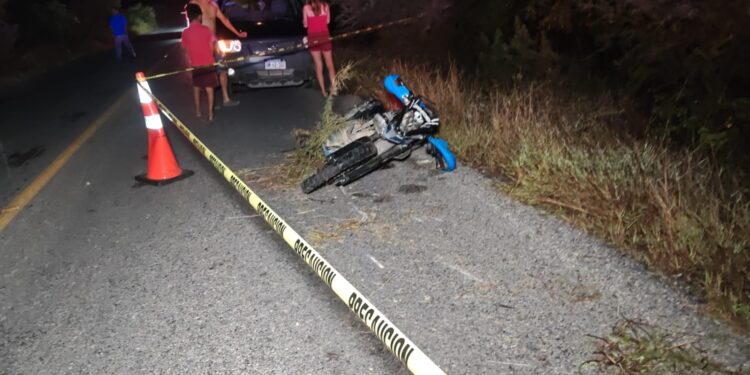 Muere joven al derrapar su moto, otro más resultó herido