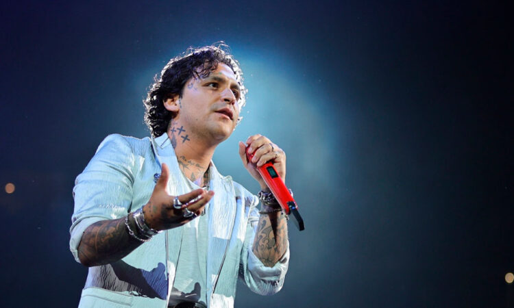 Filtran supuestos mensajes románticos de Christian Nodal con una fan en 2020