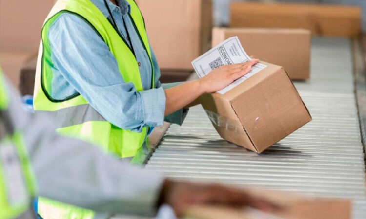 Suspenden 25 países envíos de paquetes a EU