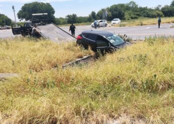 Trailer embiste auto en carretera Rumbo Nuevo