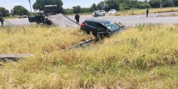 Trailer embiste auto en carretera Rumbo Nuevo