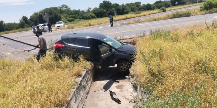 Trailer embiste auto en carretera Rumbo Nuevo