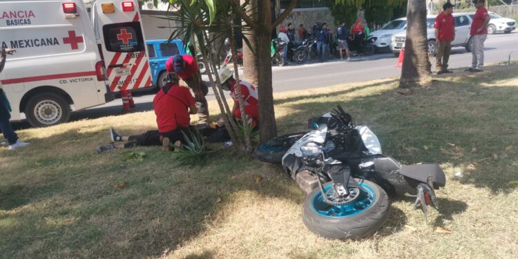 Motociclista se fractura al chocar contra palma