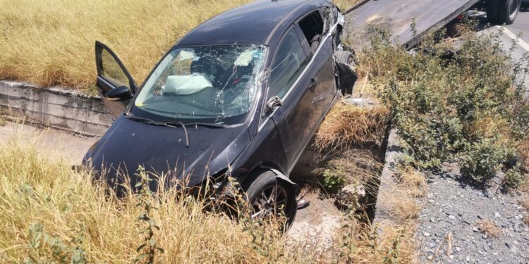 Trailer embiste auto en carretera Rumbo Nuevo