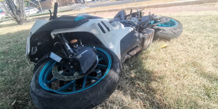 Motociclista se fractura al chocar contra palma