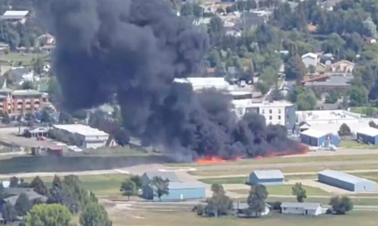 Accidente aéreo en aeropuerto de Montana deja incendio y dos lesionados