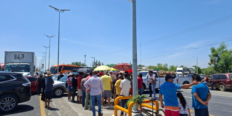 Bloquean carretera Tampico–Mante; reclaman solución a la crisis de agua