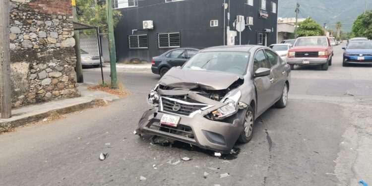 Se pasa alto del 21 Guerrero y se estrella contra microbús; pierde “la trompa”