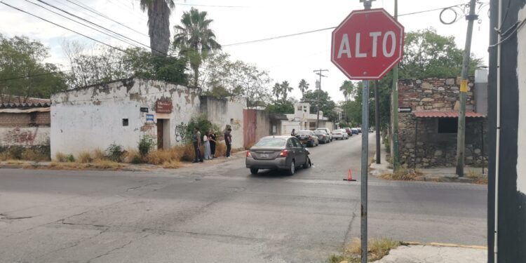 Se pasa alto del 21 Guerrero y se estrella contra microbús; pierde “la trompa”