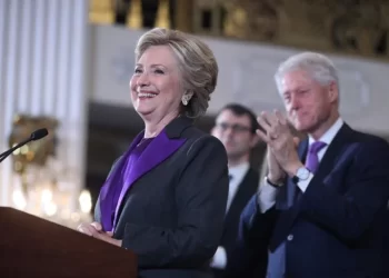 Cita Congreso de EU a Bill y Hillary Clinton por caso Epstein