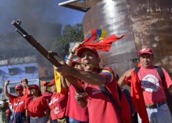 Venezuela registra a miles en la milicia ante las amenazas de EE. UU.