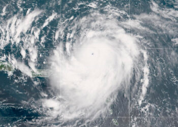 El huracán Erin rebaja su fuerza a categoría 3