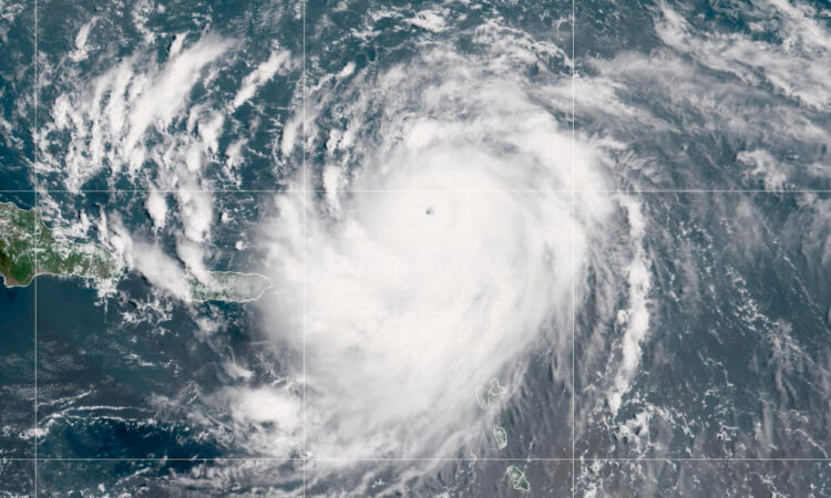 El huracán Erin rebaja su fuerza a categoría 3