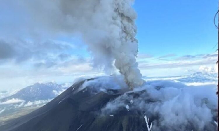 Volcán Krasheninnikov hace erupción tras más de 460 años