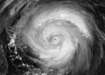 Ciclón Erin visto desde el espacio tras su debilitamiento