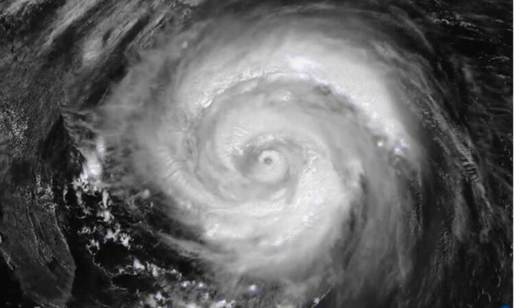 Ciclón Erin visto desde el espacio tras su debilitamiento