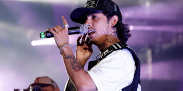 Repara Natanael Cano daños a técnico musical